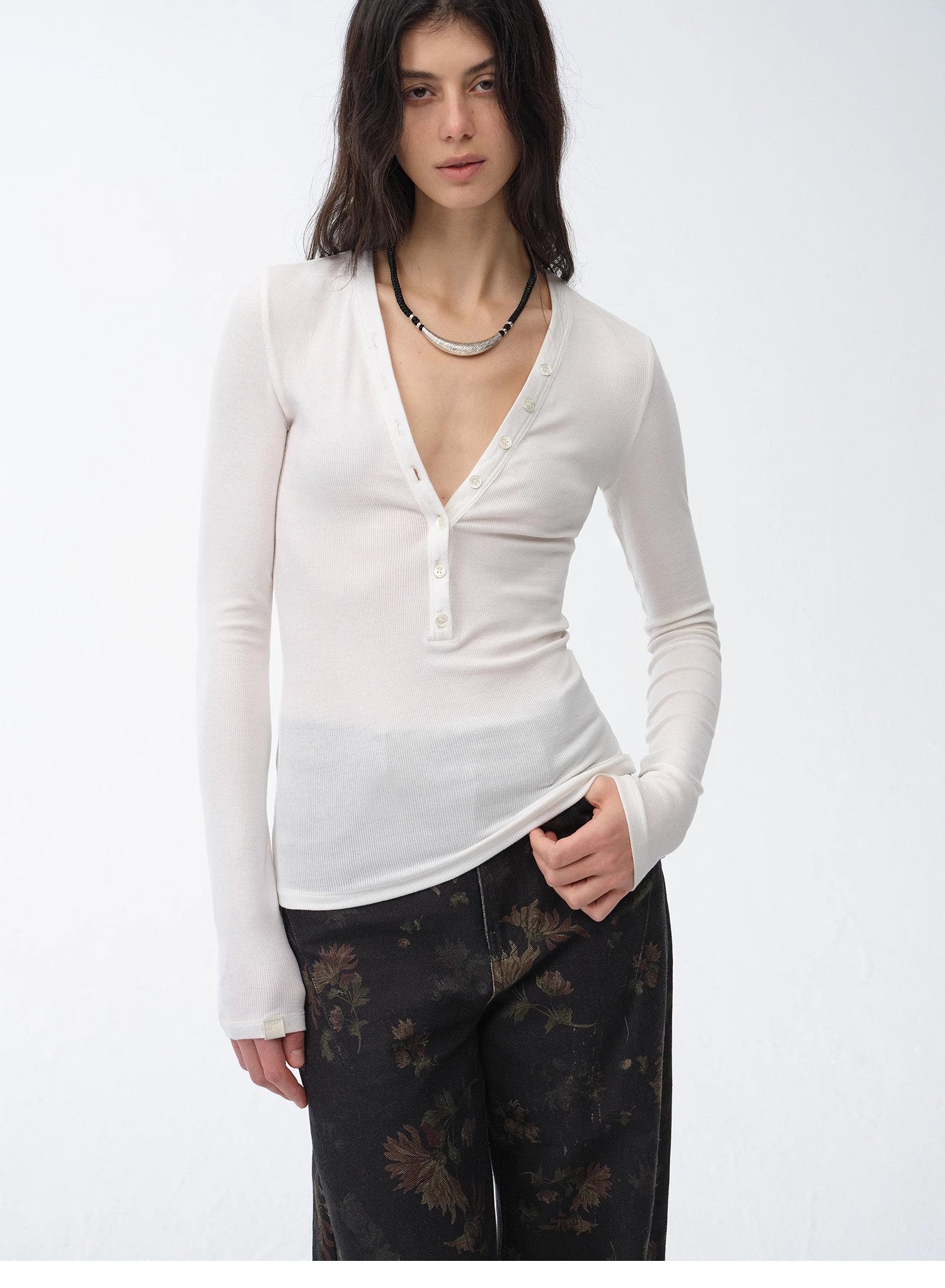 Fitted T-shirt in wool and Tencel – Henry &amp; V-necks | Natural elegance and lasting comfort