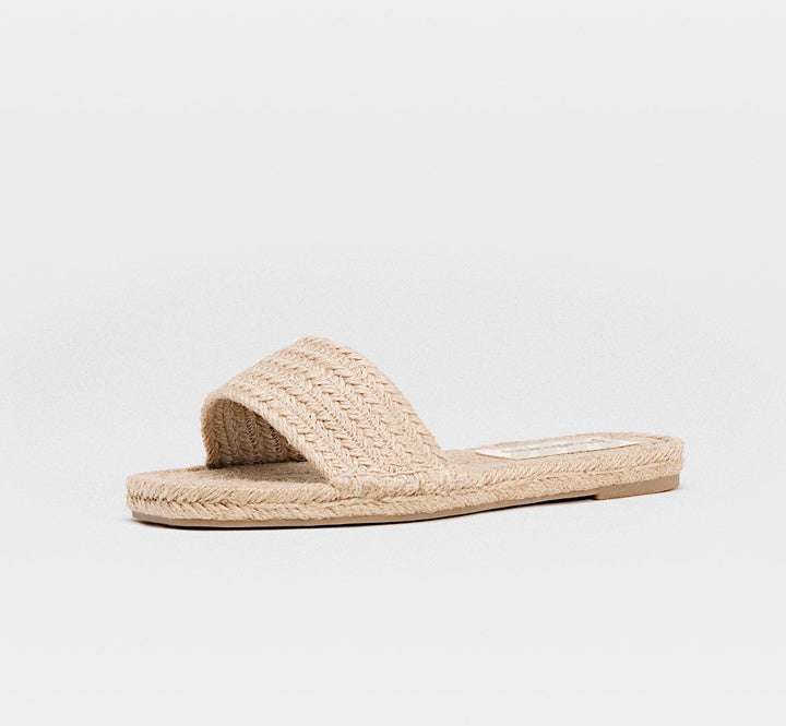 Braided sandals made of natural fibers