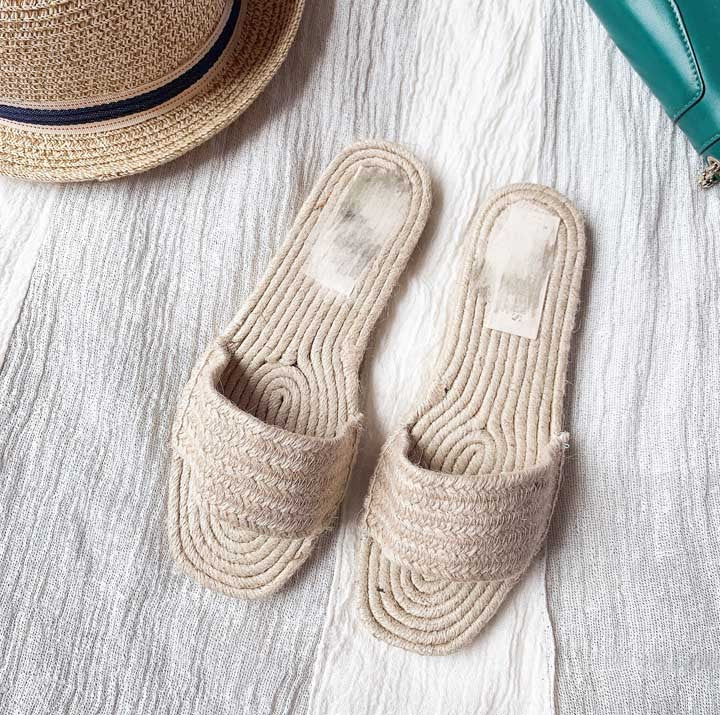 Braided sandals made of natural fibers