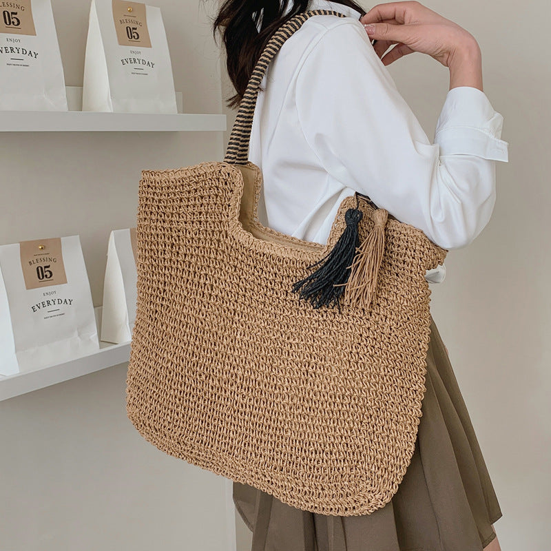 Casual straw tote bag