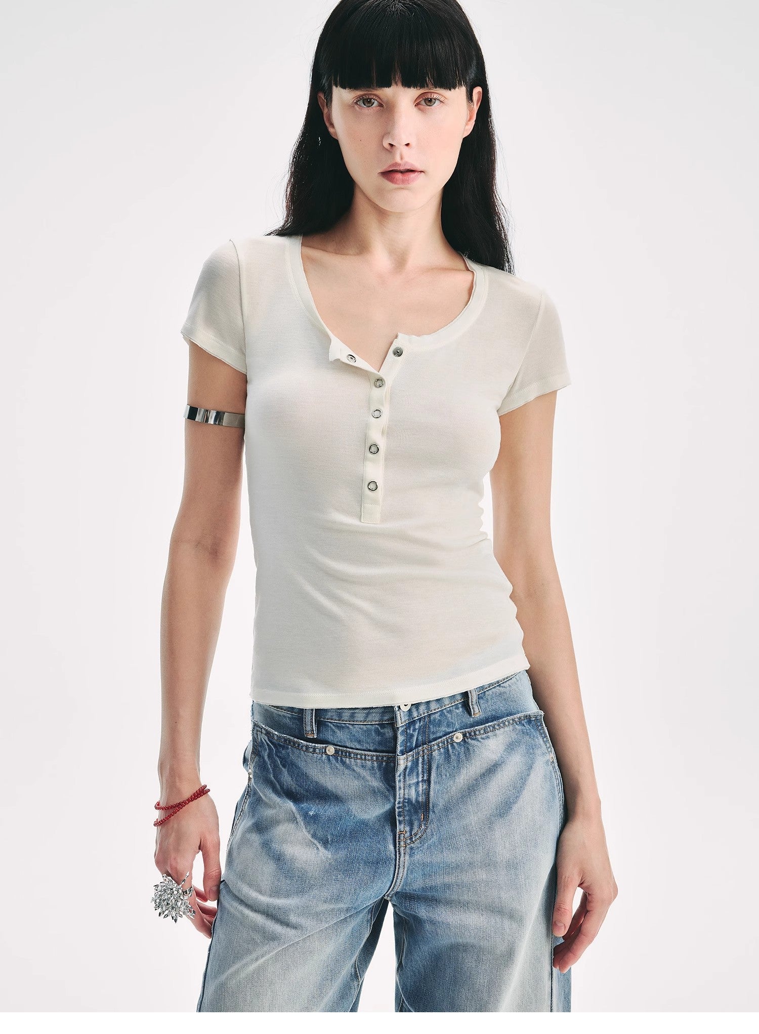 Fitted T-shirt in wool and Tencel – Henry &amp; V-necks | Natural elegance and lasting comfort