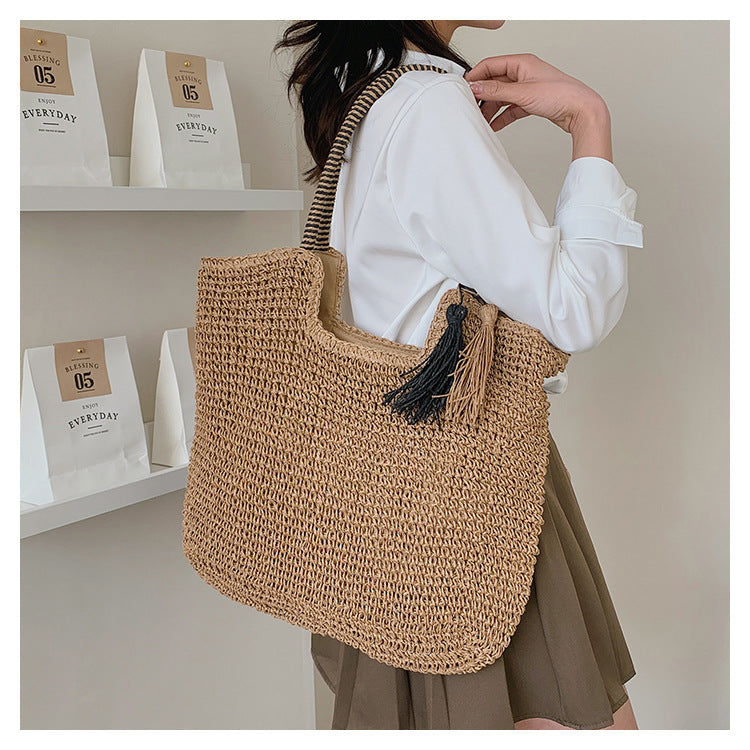 Casual straw tote bag