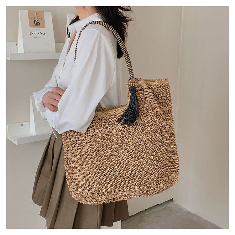 Casual straw tote bag